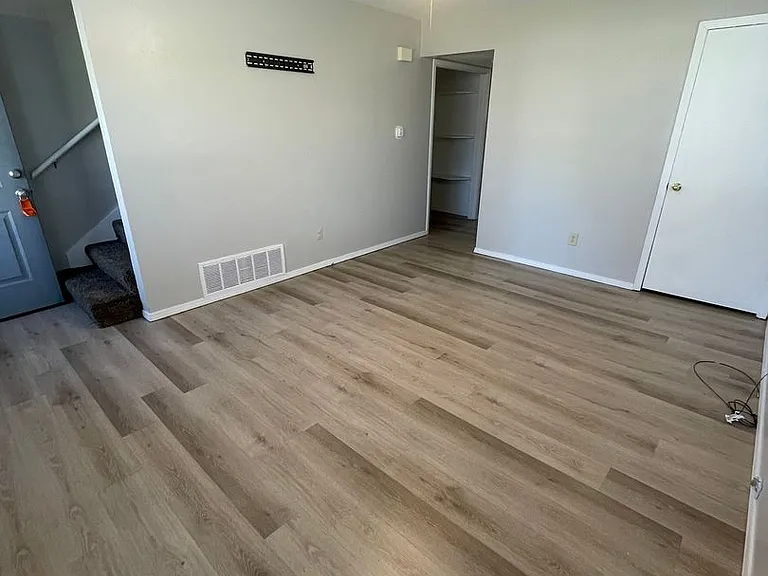 521 N Oak Grove Ave #B — Photo 32