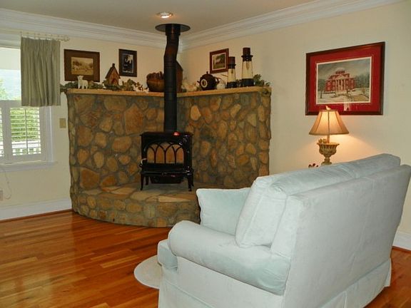 5th image of 251 Bertie Ln
