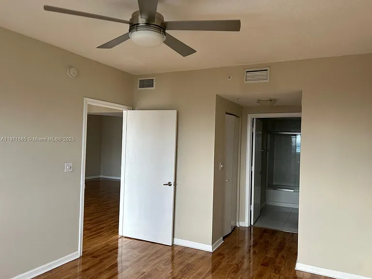 18800 NE 29th Ave #913 — Photo 2