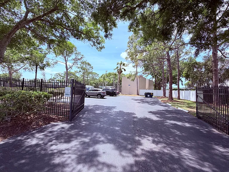 129 Camphor Cir #F — Photo 34
