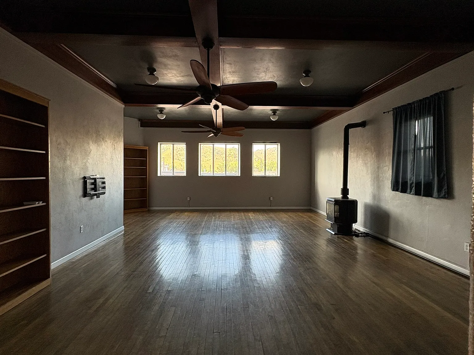 217 E Commercial Ave — Photo 3