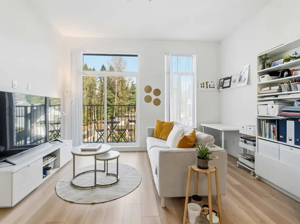 718 Edgar Ave #310, Coquitlam, BC V3K 2J1