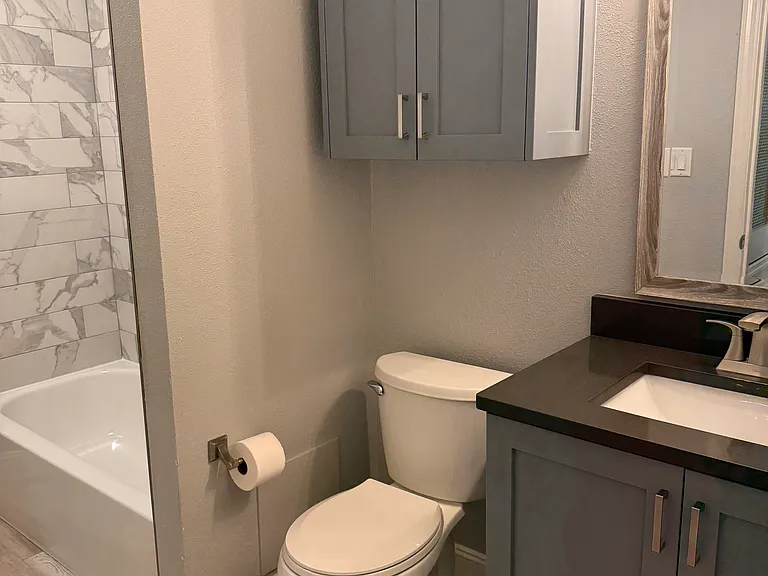 Unfurnished photos - spare bath
