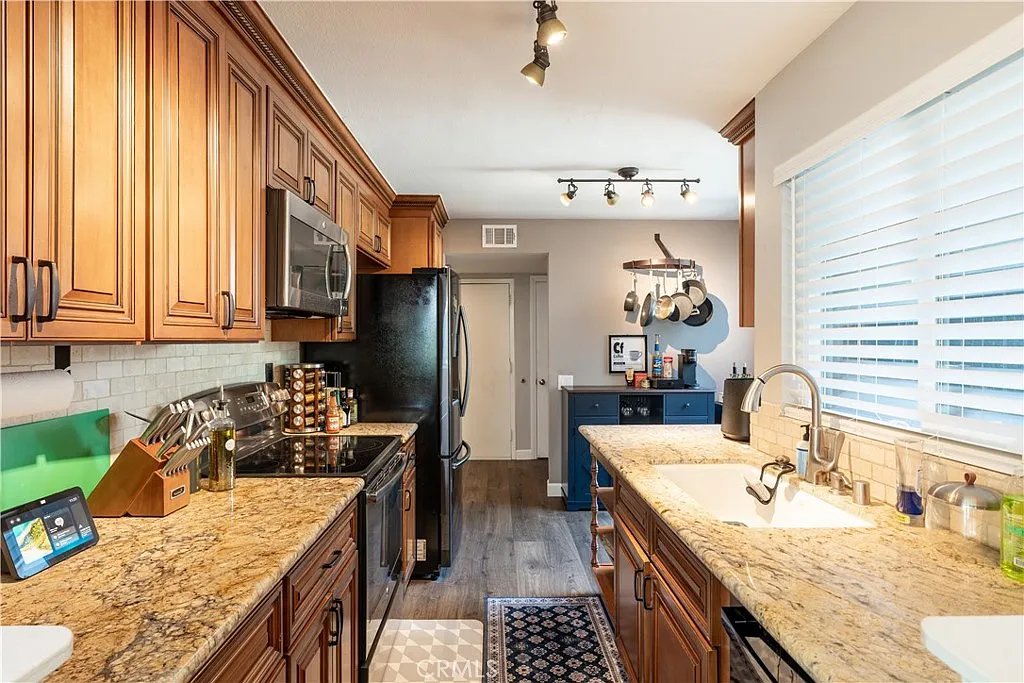 3 bed, 2.5 bath, 1331 sqft, $3,700 — Photo 3