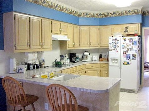 Kitchen with Breakfast Bar