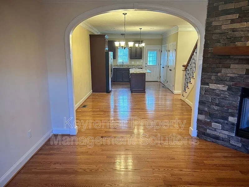 4 bed, 2.5 bath, 2400 sqft, $2,395 — Photo 4