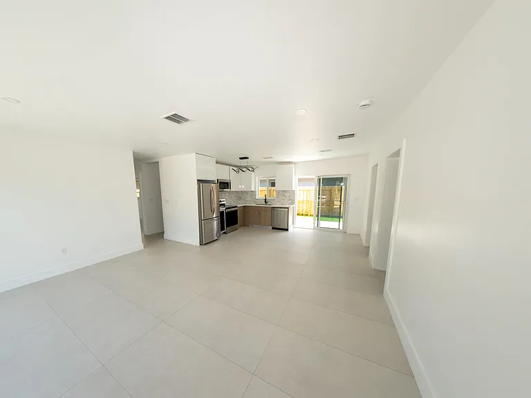 2160 SW 16th Ct — Photo 8