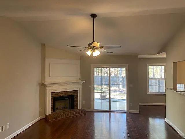 3 bed, 1213 sqft, $2,200 — Photo 3