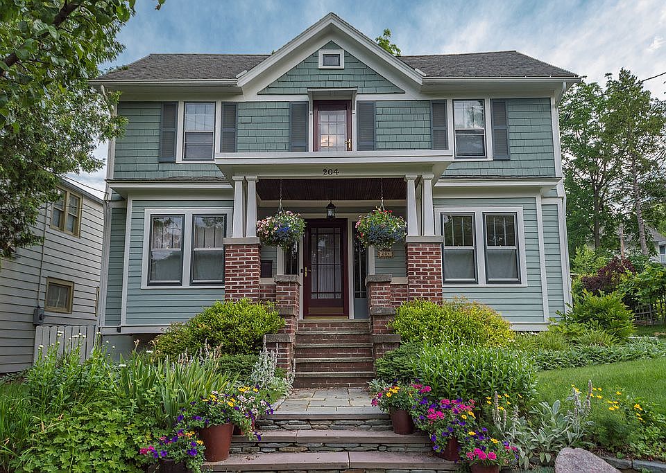2nd image of 204 Ridgedale Rd