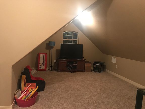 3rd image of 102 New Braunfels Ln