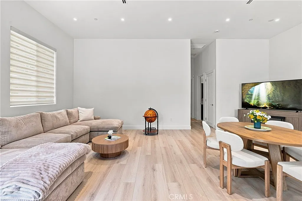 2 bed, 1200 sqft, $4,500 — Photo 4