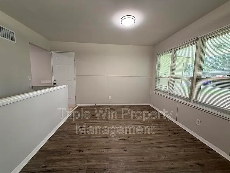 10805 Landseer Dr — Photo 7