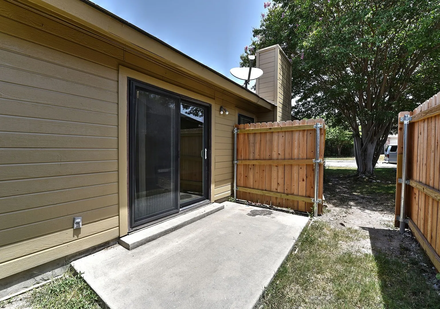 3410 - 3412 Ridge Ash — Photo 3