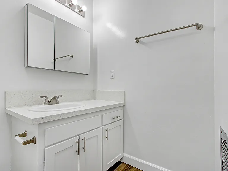 Country Club Apartments — Photo 24