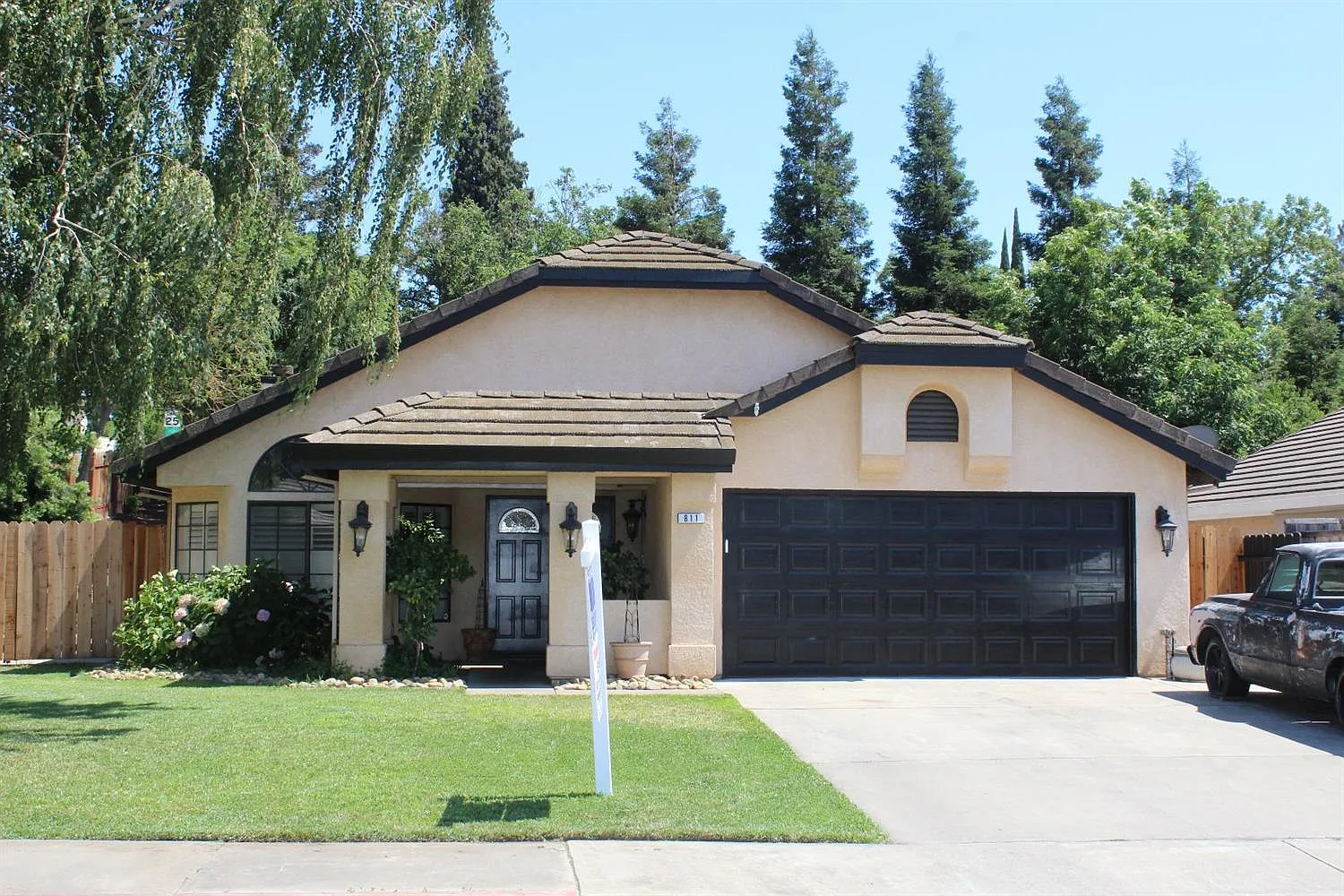 811 River Ave photo 1