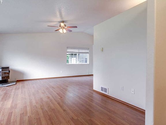 4th image of 1513 Coweeman Dr