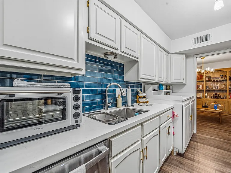 359 N Post Oak Ln #219 — Photo 13