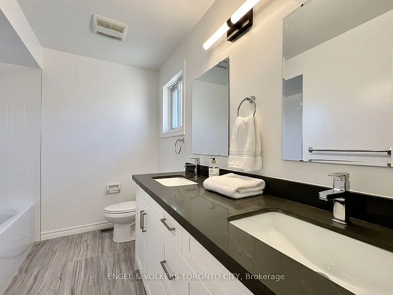 2052 Oak Bliss Cres — Photo 16