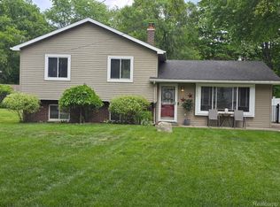 2909 Central Blvd, Milford, MI 48380