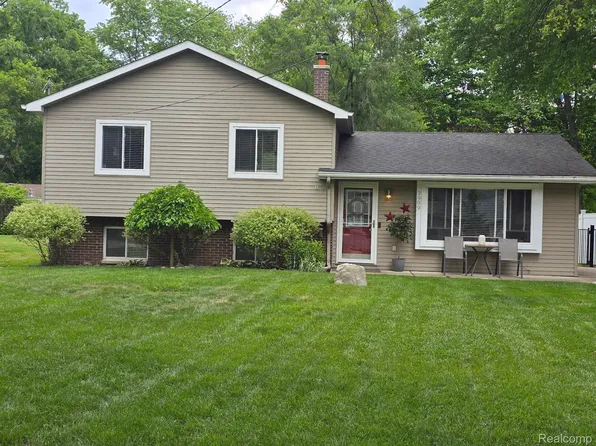 2909 Central Blvd, Milford, MI 48380
