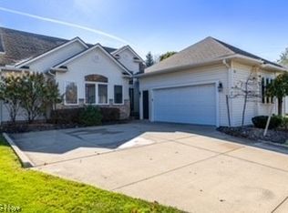 418 Glencoe Ln, Highland Heights, OH 44143