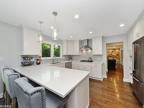 4th image of 829 Highland Pl