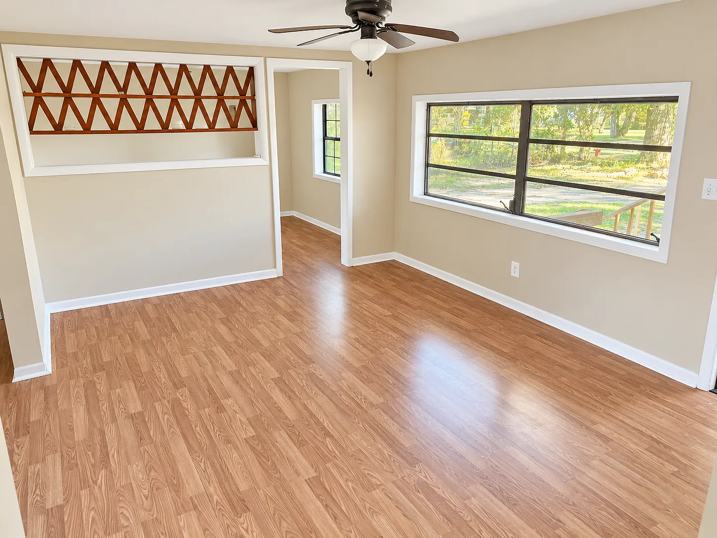 3 bed, 992 sqft, $900 — Photo 2