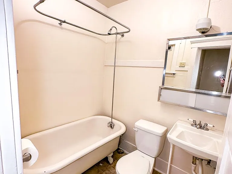 Regis Apartments — Photo 10