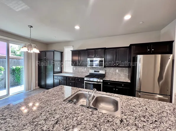 3682 Friendship Ln, Clovis, CA 93619