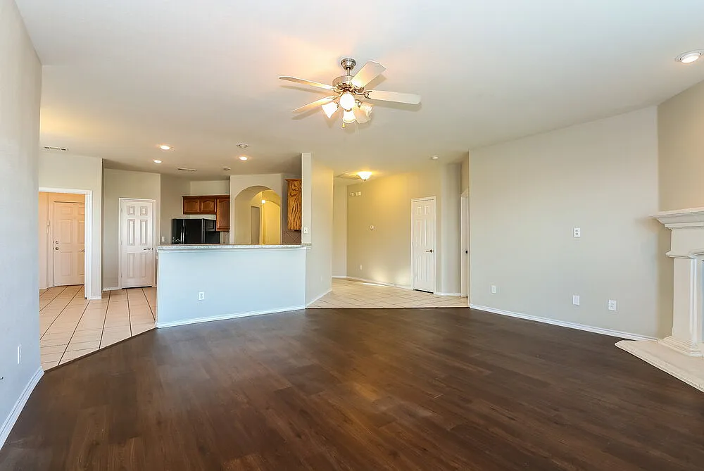 3 bed, 2.0 bath, 1741 sqft, $2,300 — Photo 3