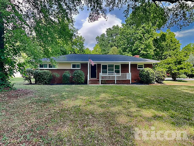 1141 Dooley Dr — Photo 2