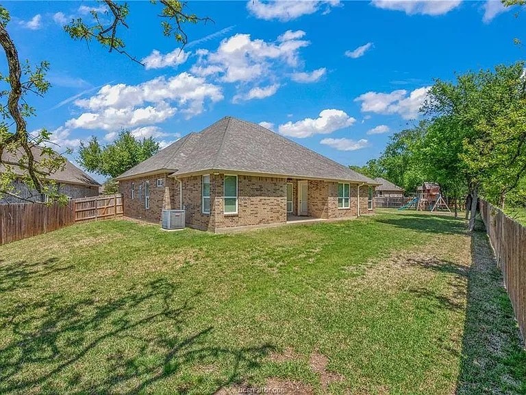 15701 Timber Creek Ln — Photo 24