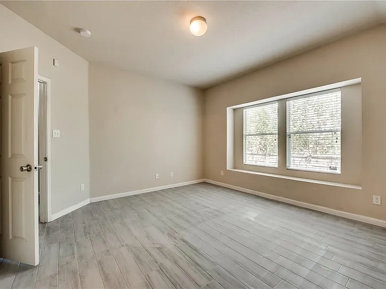 952 Bentwood Trl — Photo 13