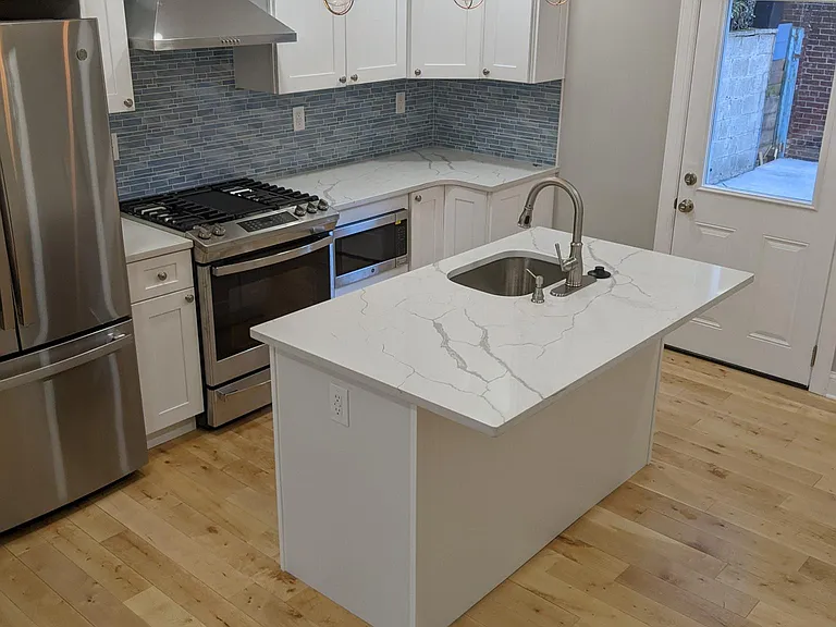 922 Catharine St — Photo 21