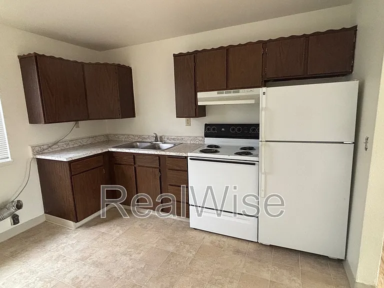 241 NW Rose St — Photo 6