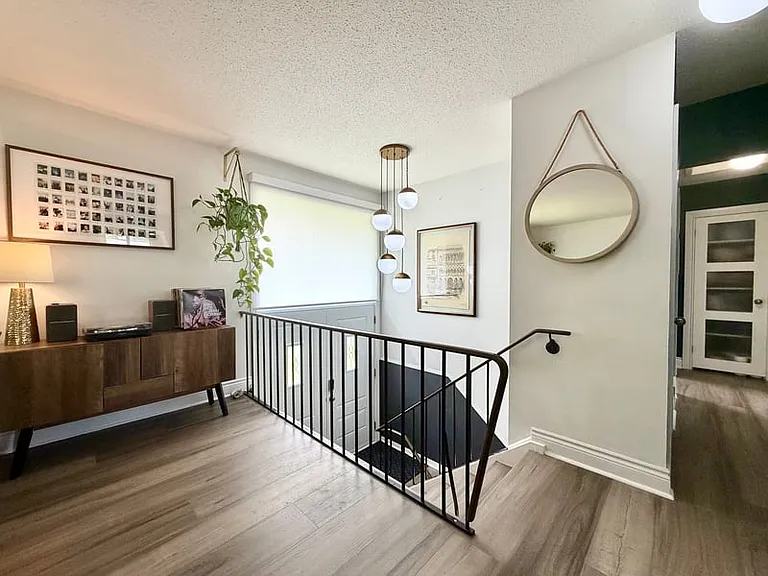 935 Thorndale Dr — Photo 2