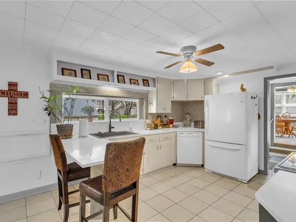 207 S 2nd St, Louisburg, KS 66053