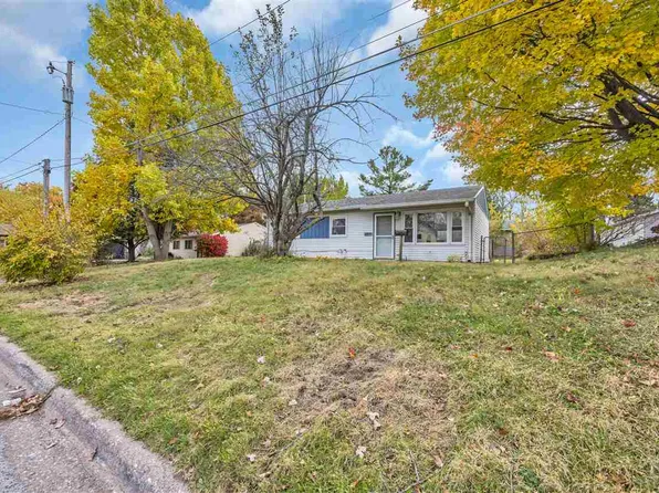 2311 23rd Street Ct, Bettendorf, IA 52722