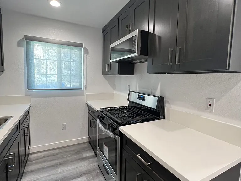 900 W College St — Photo 21