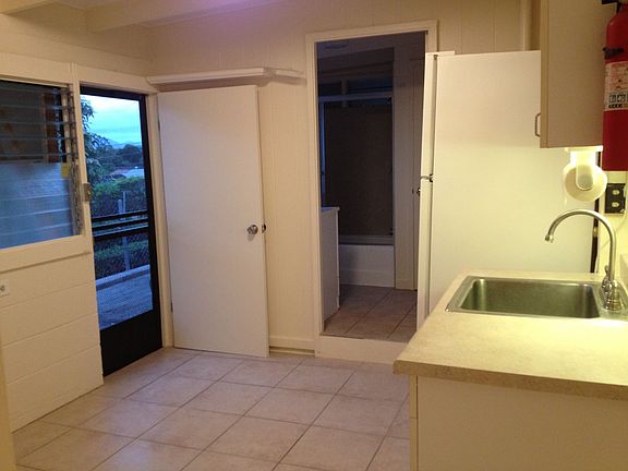 Kitchen area w/ Lania entry