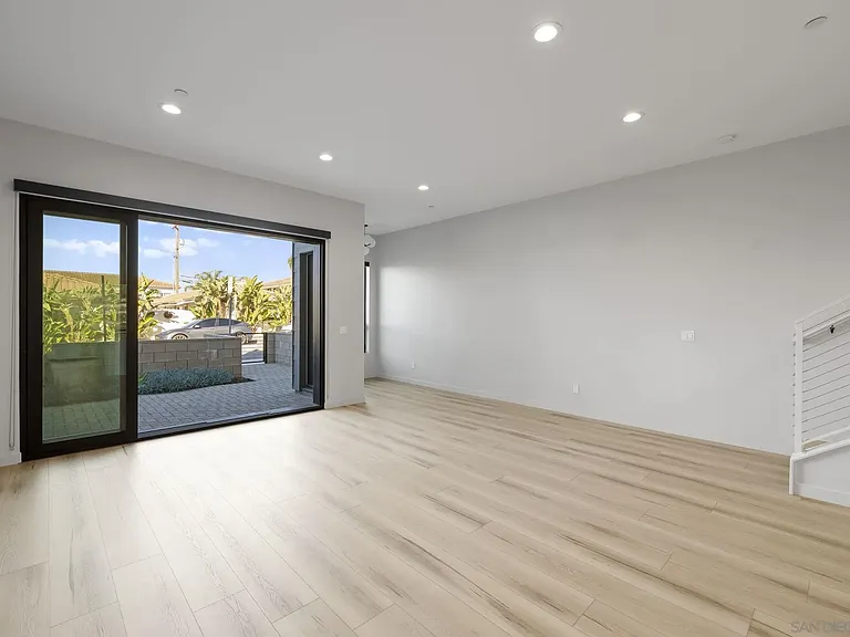 107 Daisy — Photo 25