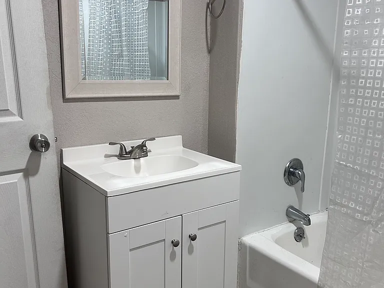1601 W Main St #4 — Photo 8