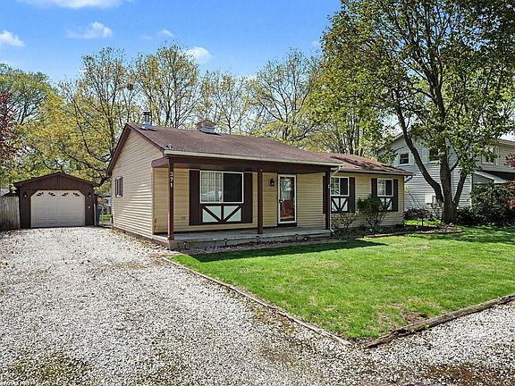 3rd image of 371 Colonial Ln