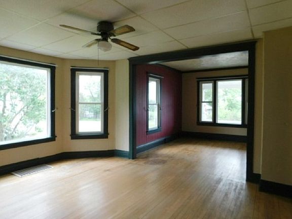 3rd image of 704 W Brown St