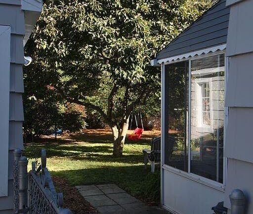 5th image of 804 Dwight St