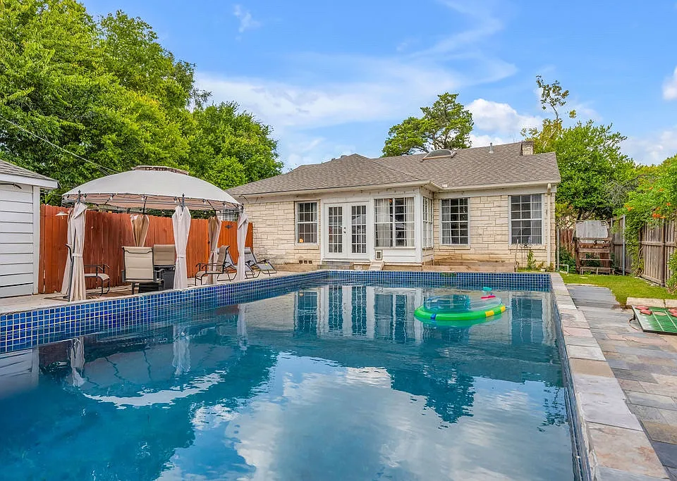 2240 Lawndale Dr