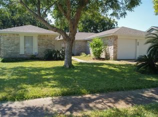 2842 Pilgrims Point Dr, Webster, TX 77598
