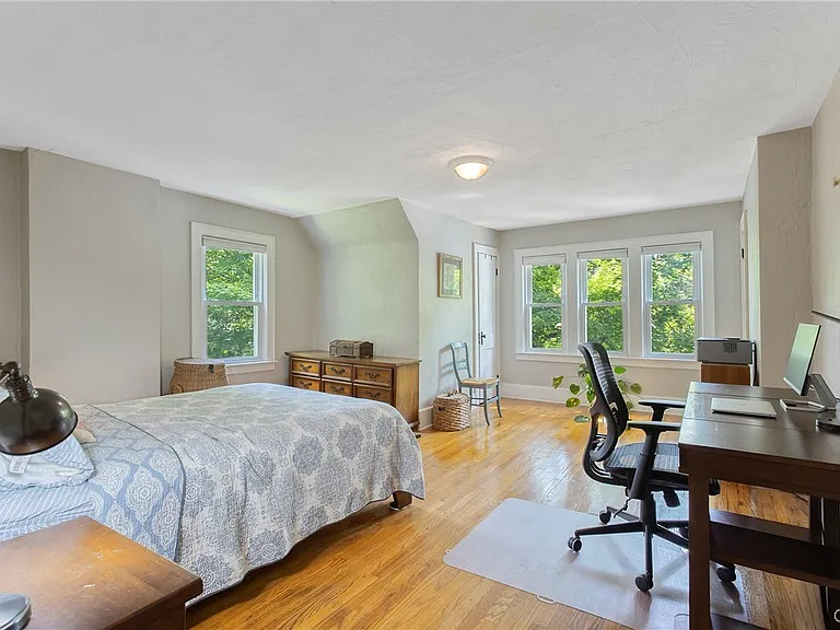 562 Buckingham Ave — Photo 21