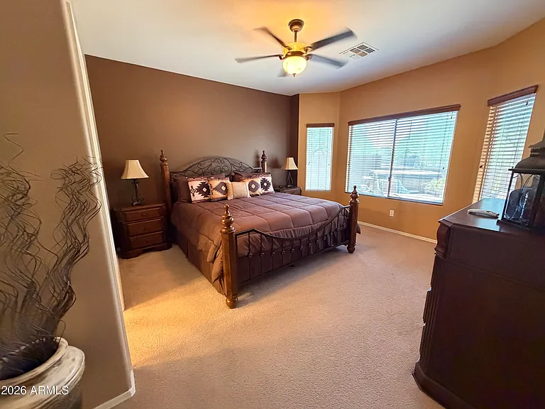 2312 N Hudson Dr — Photo 15