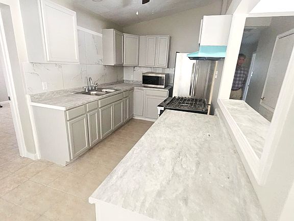 2nd image of 1401 Sunset Dr